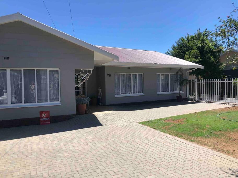 House Fynbos, 4 Bedroom House Bloemfontein Exterior photo